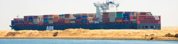 A febbraio il traffico navale nel canale di Suez è diminuito del -42,8%