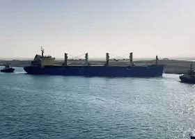 Una rinfusiera in panne ha brevemente interrotto il traffico nel canale di Suez