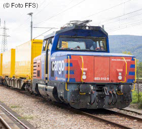 Nel 2023 i trasporti di merci su rotaia attraverso le Alpi svizzere hanno segnato un calo più accentuato rispetto alla strada