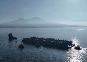 Dans le port de Naples, la nouvelle cale sèche flottante est arrivée 