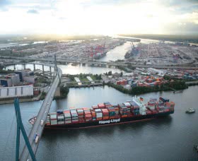 In 2024, Hapag-Lloyd revenues increased by +6.5%. Net profit decreased by -18.9%