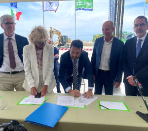 Esta mañana se ha celebrado la ceremonia de colocación de la primera piedra de la Darsena Europa en el puerto de Livorno.