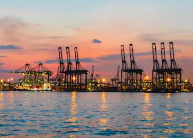 Der Hafen von Singapur verzeichnet einen neuen Rekord beim Containerumschlag.