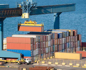 Der Grad der Anbindung italienischer Häfen an das globale Netzwerk für containerisierte Seetransportdienste bleibt stabil.
